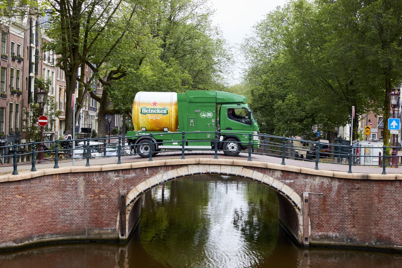 Ένα πλήρως ηλεκτρικό FUSO eCanter με ειδική διαμόρφωση βυτιοφόρου οχήματος παραδίδει μπίρα από το Βερολίνο στο Άμστερνταμ με μηδενικές εκπομπές καυσαερίων και ελάχιστη ηχορύπανση.